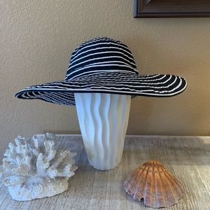 - D&Y Black  & White striped Hat